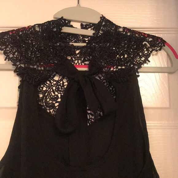 Gorgeous lace neck blouse - Picture 4 of 5